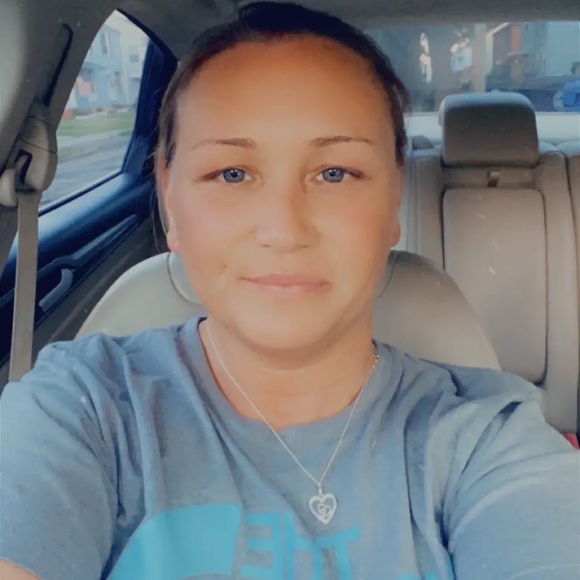 Meet your Posher, Lisa - Picture 1 of 2